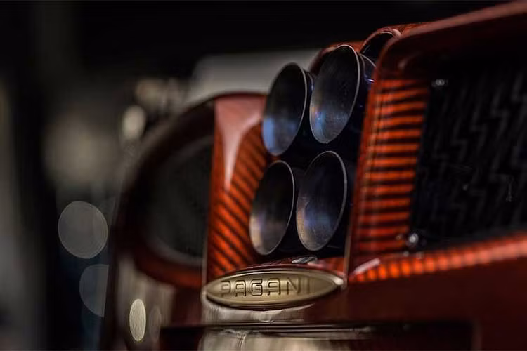 Huayra Lampo có thân xe nổi bật với 2 màu đỏ-trắng và một số họa tiết trang trí mang 3 màu quốc kỳ Ý. So với mẫu xe ý tưởng từ năm 1954, điểm đặc biệt của Huayra Lampo đó là những mảng màu đỏ trên thân xe tới từ sợi carbon đỏ, thay vì được sơn màu như Turbina.