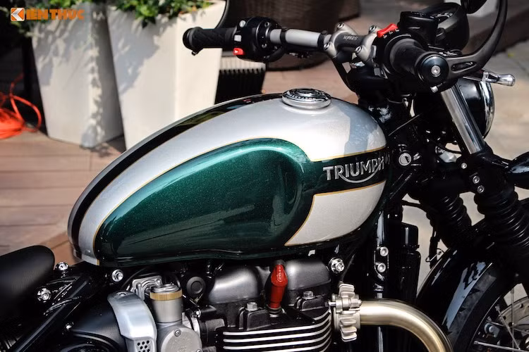 Cũng giống như Bonneville T120 thế hệ mới, Bonneville Bobber thừa hưởng những công nghệ mới nhất, vừa xuất hiện trên series xe hoài cổ của Triumph như bướm ga điện tử, hệ thống lái 2 chế độ, hệ thống điều khiển lực kéo và ly hợp chống trượt bánh khi dồn số gấp (slipper clutch), phanh ABS cho cả 2 bánh.