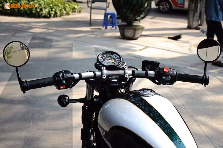 Là một mẫu "xe chơi" chính vì vậy không giống như những chiếc cruiser khác, Bonneville Bobber sở hữu tay lái rộng ngang tới 800 mm đầy phong cách, và thấp hơn so với Bonneville T120. 2 gương chiếu hậu của xe được tích hợp vào gù tay lái. Xe chỉ có duy nhất một đồng hồ báo công-tơ-mét, kèm theo một màn hình LCD đơn sắc nhỏ ở phía trong.