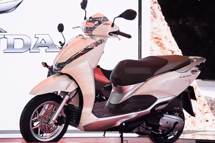  Honda Lead 2017 mới là mẫu xe được ra mắt chính thức tại triển lãm xe máy Việt Nam 2017 (VMCS 2017) vừa qua. Thế hệ Lead mới ra đời nhằm thay thế cho phiên bản cũ vốn đã xuất hiện từ năm 2013 và đã được bổ sung thêm nhiều tiện nghi vốn chỉ xuất hiện trên các dòng xe tay ga cao cấp của hãng xe máy Honda tại Việt Nam từng xuất hiện trước đây.