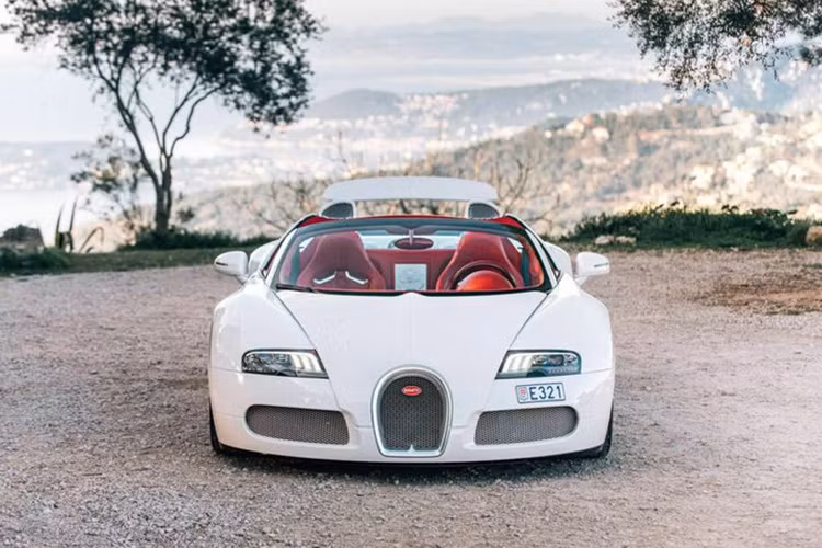 Tại Việt Nam cũng có duy nhất một chiếc Bugatti Veyron màu trắng sữa từng thuộc sở hữu của tay chơi siêu xe Minh Nhựa, tuy nhiên hiênj tại chiếc xe này đã thuộc sở hữu của ông "vua cà phê" Đặng Lê Nguyên Vũ. 