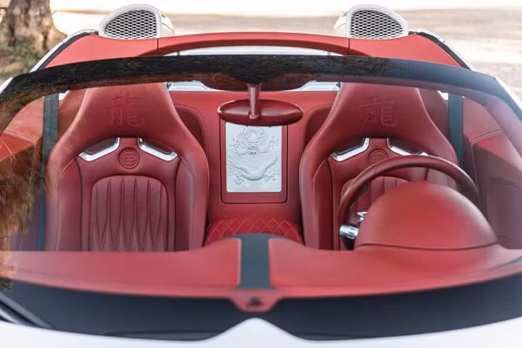Veyron Grand Sport chỉ được sản xuất với số lượng giới hạn 58 xe trên toàn thế giới và chiếc “Wei Long” này mang số thứ tự 50/58. Dưới nắp capo của Bugatti Veyron Super Sport là động cơ W16 8.0L, sản sinh công suất lên tới 1.200 mã lực, mô-men xoắn cực đại 1.500 Nm.