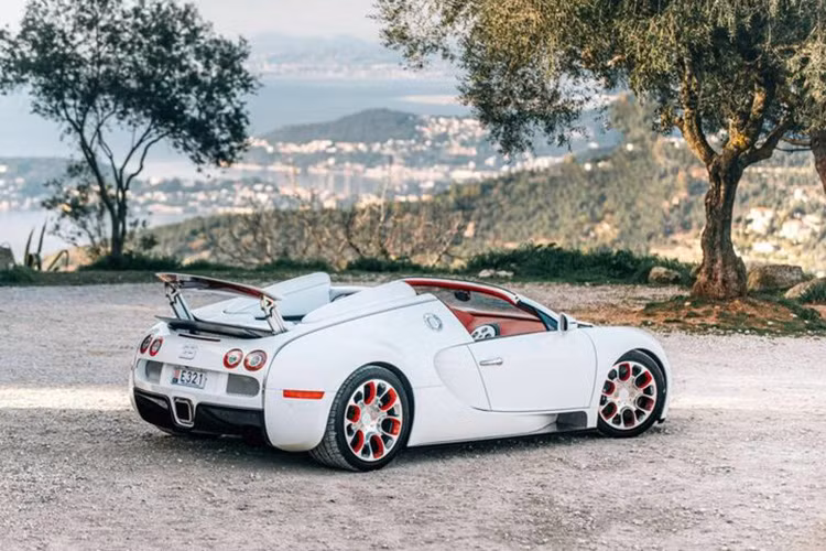 Veyron Grand Sport Wei Long được thiết kế bởi Bugatti và hãng sản xuất đồ sứ của Đức Koenigliche. Ngoại thất xe có màu trắng, kết hợp với nội thất sử dụng tông màu đỏ chủ đạo.