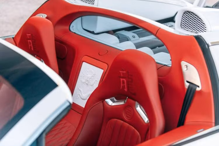 Mẫu hypercar này chỉ mất 2,5 giây để tăng tốc 0-100 km/h trước khi đạt vận tốc tối đa theo công bố là 415 km/h, nhưng tốc độ thực tế có thể lên tới 431 km/h.