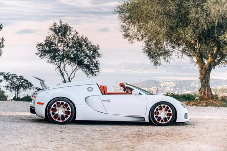 Chiếc hypercar này có tên riêng là Bugatti Veyron Grand Sport Wei Long đời 2012, nó lần đầu ra mắt công chúng tại Triển lãm Ô tô Bắc Kinh năm 2012. Đơn vị đấu giá Collecting Cars cho biết xe được đi rất ít sau hơn chục năm, với odo dừng lại ở mốc 8.428 km.
