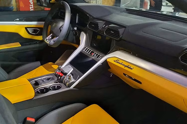 Về kích thước, Lamborghini Urus mới độ không thay đổi so với nguyên bản. Xe có trục cơ sở 3.003mm, tổng thể (Dài x Rộng x Cao) tương ứng (5.112 x 2.016 x 1.638)mm. Khoảng sáng gầm xe dao động từ 158mm tới 248mm tùy theo chế độ và điều khiển của treo khí nén. Thể tích khoang hành lý từ 616 lít đến 1.596 lít (gập ghế).