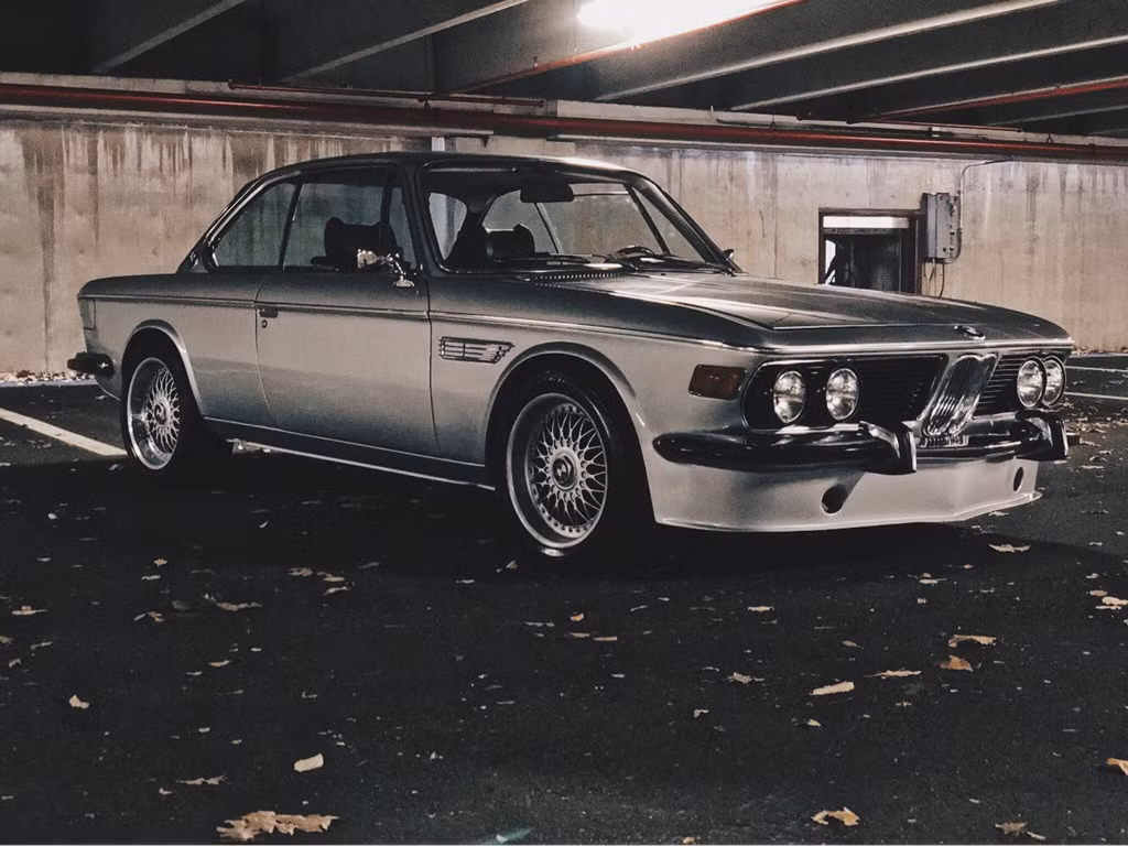 BMW 3.0 CS 1974 là mẫu coupe hai cửa, còn có tên là BMW E9. Xe sử dụng động cơ 6 xy-lanh thẳng hàng 3.0 lít, được trang bị bộ chế hòa khí kép Weber, cùng hộp số sàn 4 cấp, công suất cực đại 180 mã lực tại tua máy 6.000 vòng/phút.