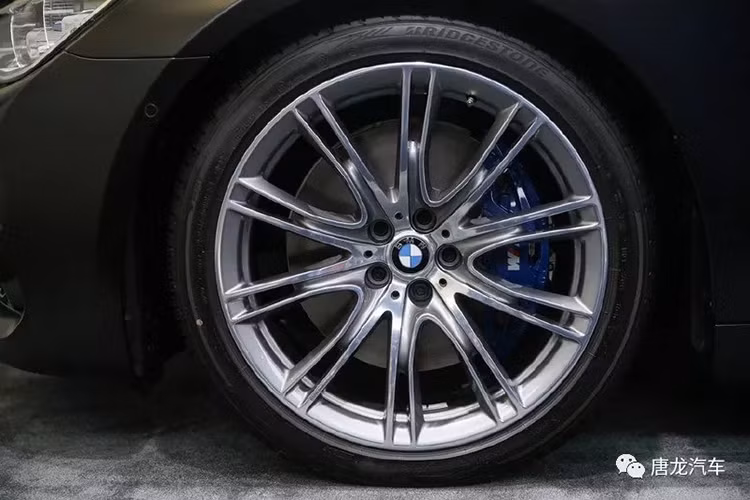 Theo hãng BMW, 7-Series Black Fire Edition 2020 vốn được phát triển dựa trên bản 740Li xDrive. Do đó, xe sử dụng động cơ xăng V6, dung tích 3.0 lít với công suất tối đa 326 mã lực và mô-men xoắn cực đại 450 Nm. Sức mạnh động cơ cho phép BMW 7-Series Black Fire Edition 2020 tăng tốc từ 0-100 km/h trong thời gian chỉ 5,6 giây.