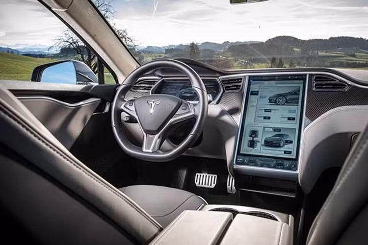 Trong tương lai gần, sản phẩm mong đợi nhất của thương hiệu xe điện Tesla sẽ vẫn là những chiếc Model 3 được bán chính thức ra thị trường. Sau khi công bố dòng xe gia đình chạy điện này, Tesla đã nhận được đơn đặt hàng từ hàng trăm nghìn khách hàng.