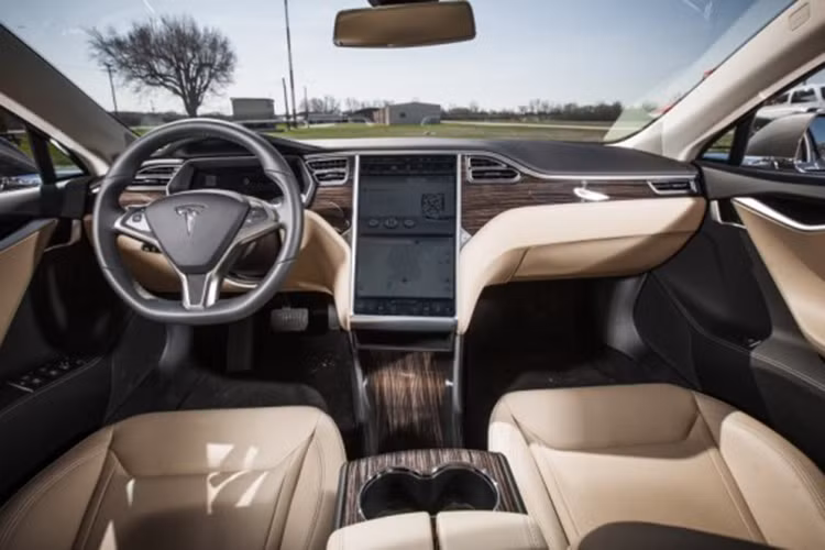 Ngoài ra, vị đại diện của thương hiệu Tesla cũng cho biết hiện hãng đang nghiên cứu phát triển mạng lưới vận tải hành khách không người lái. Ôtô cá nhân chạy điện của Tesla có thể tự động trở thành xe taxi khi chủ sở hữu đi làm công việc khác, để tăng thêm thu nhập.