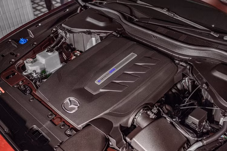 Bên cạnh đó, Mazda CX-80 2025 còn có cụm pin lithium-ion với dung lượng 17,8 kWh. Sau khi sạc đầy pin, xe có thể chạy được quãng đường 60 km mà không cần dùng động cơ xăng. Hộp số tự động 8 cấp và hệ dẫn động 4 bánh toàn thời gian i-ACTIV cũng được trang bị cho xe.