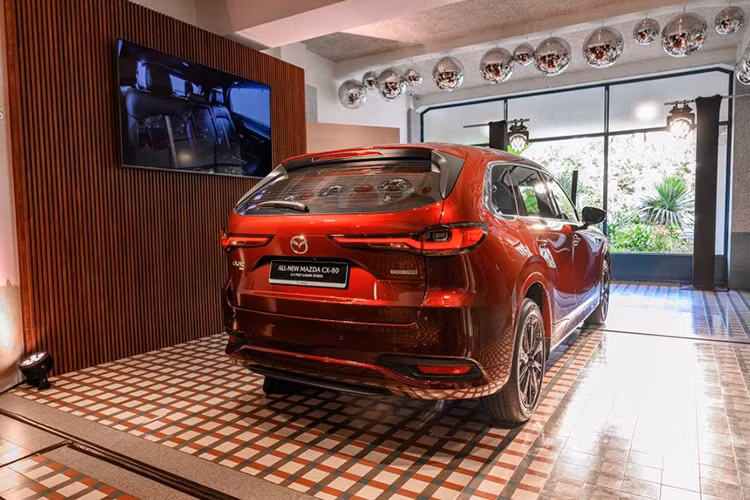 Tại thị trường Indonesia, mẫu SUV cỡ lớn này có 2 phiên bản là Elite và Kuro. Trong đó, phiên bản Elite sở hữu thiết kế sang trọng và thanh lịch hơn với những chi tiết ngoại thất mạ crôm. Nội thất của bản Elite là sự kết hợp giữa hai màu sắc đen và trắng tương phản.