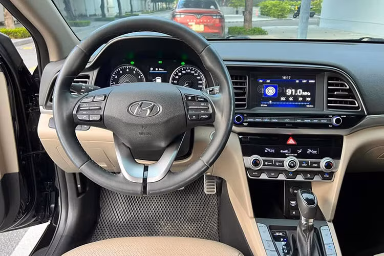 Một số điểm nhấn đáng chú ý nằm ở các chi tiết trang trí làm từ nhôm, pedal bọc nhôm và bậc cửa ốp kim loại. Các tiện ích khác của xe như; sạc điện thoại không dây, sưởi vô lăng, màn hình trung tâm 7 inch tích hợp bản đồ và Apple Carplay...