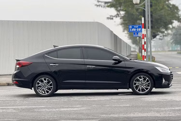 Mới đây, một chiếc Hyundai Elantra 2019 đã qua sử dụng đang được chủ nhân rao bán trên sàn xe cũ. Được biết chiếc xe thuộc bản 2.0 và đã lăn bánh khoảng 65.000km. Ở thế hệ này, xe đã được nâng cấp toàn diện, mang đến nhiều cải tiến cả về kích thước lẫn thiết kế.