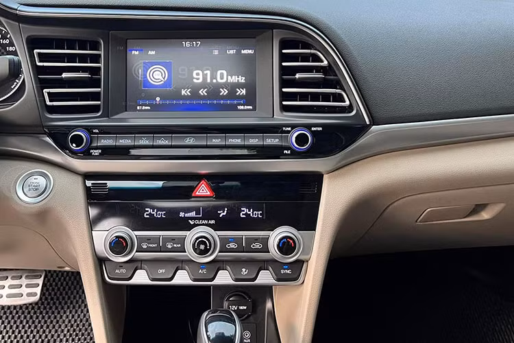 Những trang bị an toàn trên Hyundai Elantra 2019 tại Việt Nam bao gồm: hệ thống chống bó cứng phanh ABS, hệ thống phân bố lực phanh điện tử EBD, hệ thống hỗ trợ lực phanh khẩn cấp BA, hệ thống cân bằng điện tử ESC, hệ thống kiểm soát thân xe VSM...