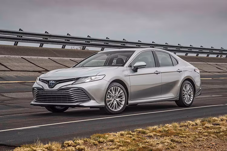 Theo đó, Toyota Camry Hybrid 2018 sẽ tiết kiệm xăng hơn đối thủ trực tiếp Honda Accord Hybrid. Hiện chưa có lượng xăng tiêu thụ cụ thể của Toyota Camry Hybrid 2018 tại Nhật Bản. Chỉ biết rằng, Toyota Camry Hybrid 2018 sẽ phải vượt qua con số trung bình 30 km/lít, tương đương 3,3 lít/100 km, của Honda Accord Hybrid bản EX.
