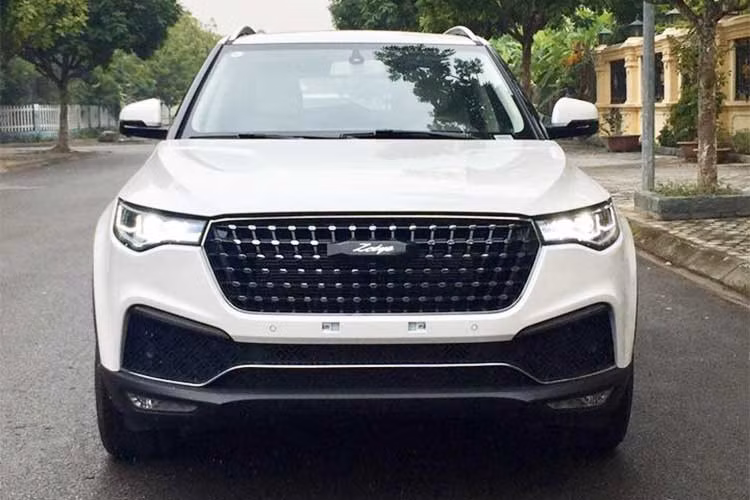Trong thời gian vừa qua, nhiều chiếc SUV Trung Quốc Zotye T700 đã tràn về Việt Nam và xuất hiện trên đường phố khiến nhiều người quan tâm. Không chỉ có kiểu dáng đẹp mã vì "nhái" một số dòng SUV nổi tiếng như Range Rover, mẫu xe Zotye T700 của Trung Quốc còn sở hữu giá "mềm", chỉ hơn 700 triệu đồng tại Việt Nam.