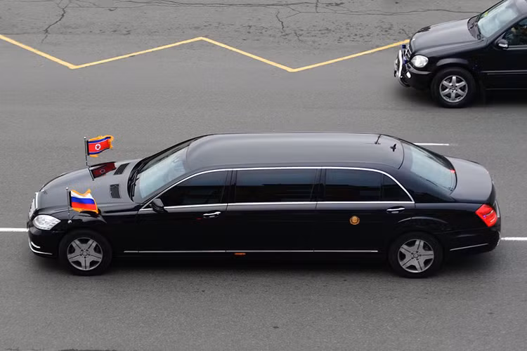 Chiếc siêu xe hạng sang chống đạn này được phát triển trên nền chiếc Mercedes-Maybach S600. Bánh xe được trang bị lốp run-flat (RFT) có khả năng giúp xe chạy bình thường ở tốc độ 80-100 km/h trong trường hợp lốp xe không còn không khí.