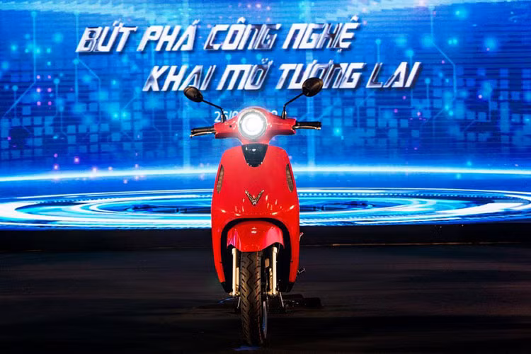 Khác với các mẫu xe máy điện VinFast từng sản xuất và phân phối, VinFast Evo 200 có thiết kế cụm đèn pha tròn, đèn xi-nhan thiết kế thẳng đứng và đặt hai bên yếm xe trước, tương tự cách bố trí của một số dòng xe Vespa hiện nay