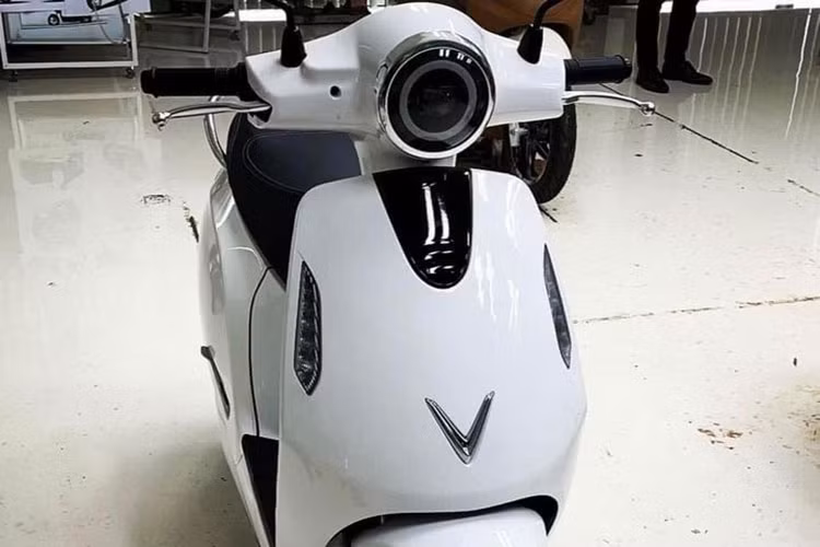 Một điểm mới trong thiết kế cũng là ưu điểm của xe máy điện VinFast Evo 200 là hệ thống pin lắp đặt dưới sàn để chân, giúp tăng không gian cốp xe cũng như đặt trọng tâm xe thấp hơn, ổn định ở tốc độ cao. Động cơ và pin Evo 200 đều đạt tiêu chuẩn chống nước IP67, cho phép xe vận hành ổn định ở mức ngập nước 0,5 mét trong thời gian 30 phút. 