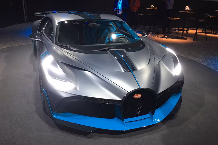Được chế tạo dựa trên chiếc Bugatti Chiron, Divo trở thành mẫu xe có thiết kế dữ dằn và cực kỳ hung hãn ngay từ cái nhìn đầu tiên ở đèn pha hay đèn hậu ma trận của công nghệ LED. Điểm thú vị của Bugatti Divo chính là việc cải thiện tính khí động lực học, nhờ đó tạo ra thêm 90 kg lực ép xuống mặt đường.
