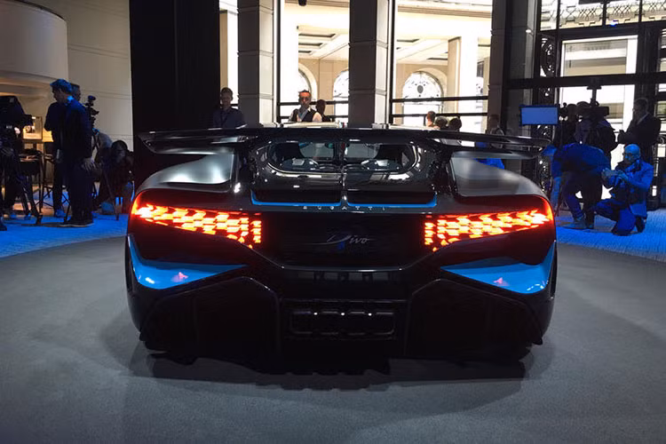 Những chiếc xe Bugatti Divo bản mới này còn được còn lắp thêm thanh ba-bô-lê (side skirt) khí động học, vây cá trung tâm và cánh gió đuôi mới có tác dụng như phanh khí cho Divo. Cánh gió đuôi của Bugatti Divo rộng hơn 23% so với loại trên Chiron, từ đó cải thiện đáng kể lực ép xuống mặt đường và hiệu suất phanh.