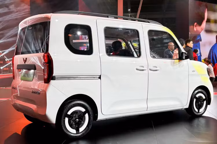 Được định vị ở phân khúc giá rẻ, Zhiguang chỉ có các trang bị cơ bản. Bù lại, xe có khả năng tùy biến cao khi có sẵn 20 lỗ lắp ren tiêu chuẩn M6, hỗ trợ lắp đặt các phụ kiện mở rộng phổ biến như ngăn lưu trữ và giá đỡ vị trí.