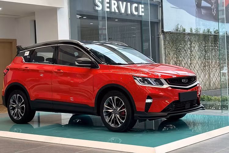  Geely Coolray giảm gần 40 triệu đồng Geely Coolray tại Việt Nam được mở bán cuối tháng 3/2025. Tại thời điểm ra mắt, Geely Coolray gây ấn tượng khi chốt giá niêm yết chỉ từ 538 triệu đồng, phá vỡ danh hiệu rẻ nhất phân khúc của "người đồng hương MG ZS, hứa hẹn sẽ làm phân khúc SUV cỡ B thêm nóng bỏng.