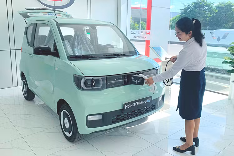 Với một mẫu xe giá rẻ như Wuling Hongguang Mini EV giảm tới 50 triệu đồng là khá lớn. Thậm chí, có đại lý còn "chơi lớn" hơn khi bán bản tiêu chuẩn của mẫu ôtô điện Trung Quốc này với giá chỉ 179 triệu đồng, giảm 60 triệu.