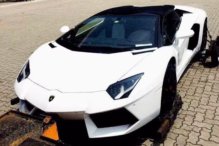 Giới nhập khẩu xe sang tại Việt Nam đang rộ lên tin đồn về một chiếc siêu xe Aventador LP700-4 mui trần vừa được đưa về nước theo diện nhập khẩu không chính hãng. Theo đó, chiếc Lamborghini Aventador LP700-4 Roadster thứ 3 cập bến Việt Nam có ngoại thất trắng muốt đi kèm với nhiều chi tiết màu đen đối lập