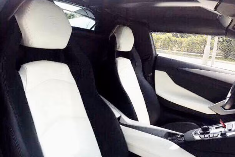 Aventador LP 700-4V Roadster có thể đạt tốc độ tối đa 349 km/h khi mở mui. Tuy nhiên trên thực tế, nếu chạy vận tốc trên 200 km/h trong trạng thái mở mui thì tiếng ồn do gió tạo ra sẽ át tiếng động cơ V12. Ở vận tốc khoảng 130 km/h, những người ngồi trong cabin vẫn dễ dàng trò chuyện với nhau mà không phải hét lớn.