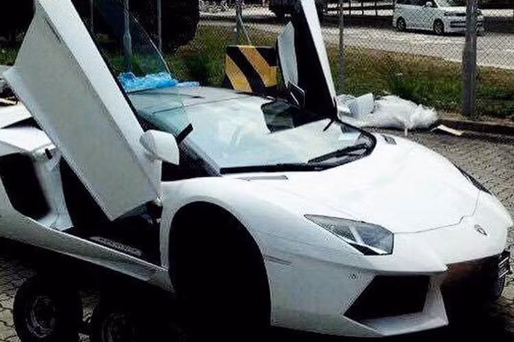 Mẫu mui trần này có chiều dài cơ sở 2.700 mm, chiều dài tổng thể 4.780 mm, chiều rộng 2.030 mm, chiều cao 1.136 mm và trọng lượng khô 1.625 kg, tỷ lệ phân bổ trọng lượng trước sau là 43/57. Theo giới thạo tin, giá bán của siêu xe này tại thị trường Việt Nam khoảng hơn 20 tỷ đồng.