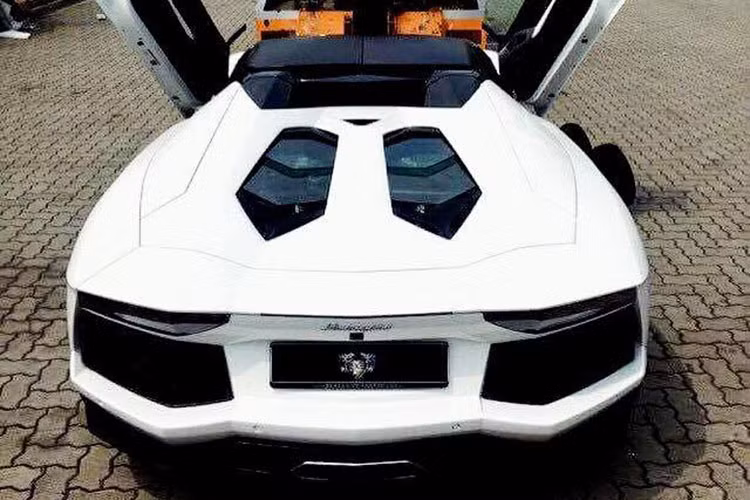 Được biết, phiên bản mui trần nặng hơn khoảng 50 kg so với coupe, Lamborghini tuyên bố Roadster có chỉ số vận hành tương tự người anh em mui kín. Siêu xe với điểm nhấn là mui cứng 2 mảnh bằng sợi carbon chỉ nặng 12 kg và có thể tháo rời bằng tay khá đơn giản.