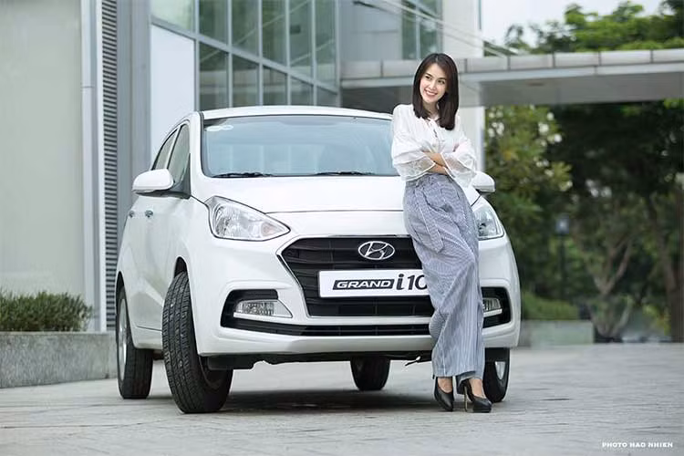 Vào khoảng tháng 4/2017, những chiếc Hyundai Grand i10 2017 nhập khẩu nguyên chiếc từ Ấn Độ đã tới Việt Nam. Tuy nhiên vào ngày 5/7/2017, phiên bản xe gia đình cỡ nhỏ Grand i10 2017 lắp ráp dạng CKD tại Việt Nam đã được Hyundai Thành Công chính thức ra mắt.