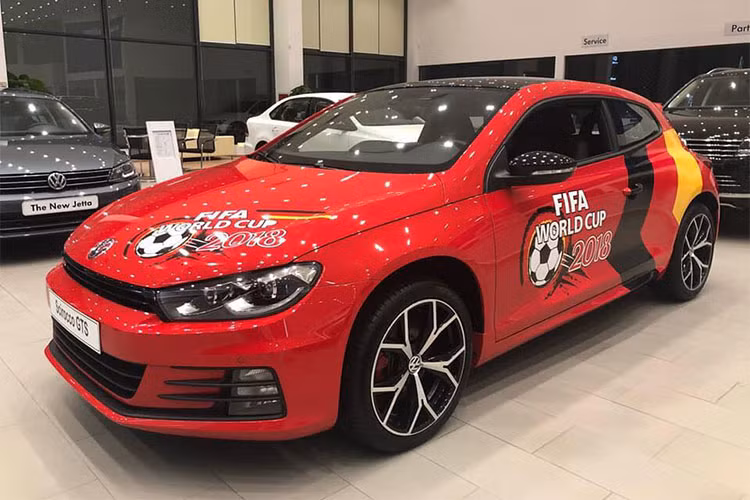 Volkswagen Scirocco GTS mới có kích thước tổng thể 4.256 x 1.810 x 1.406 mm (dài x rộng x cao) và trọng lượng 1.369 kg. So với các phiên bản thường, chiếc xe nổi bật hơn với bộ mâm đúc 5 cánh chữ Y mang tên gọi Norwich với đường kính 18 inch, hệ thống phanh với heo sơn màu đỏ nổi bật và logo GTS trên lưới tản nhiệt.
