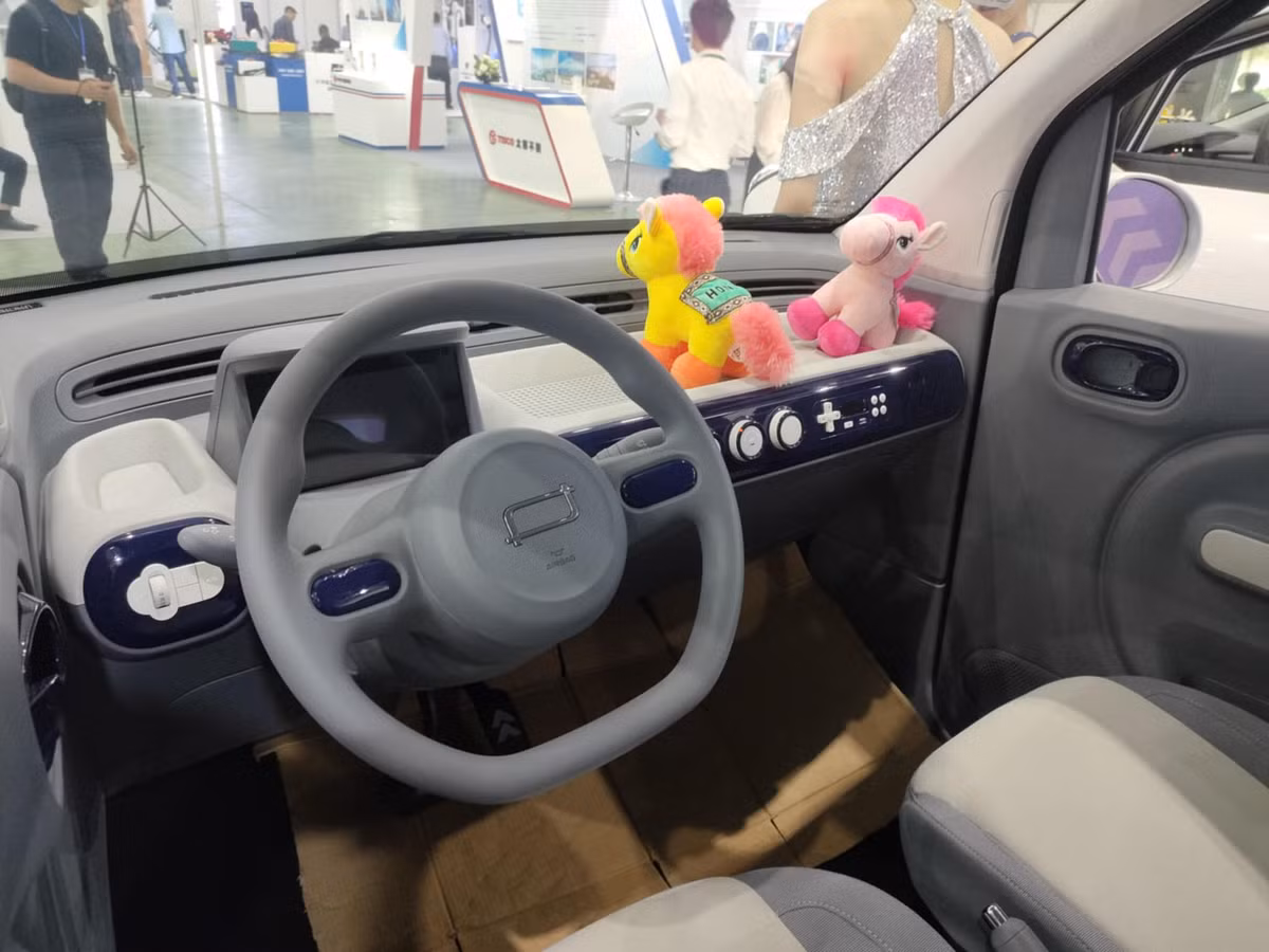 Bên trong khoang nội thất, Xiaoma có sức chứa bốn chỗ ngồi và một túi khí cho người lái. Xe được trang bị bảng đồng hồ LCD 7 inch, vô lăng hai chấu đáy phẳng, ghế giả da, cổng sạc type-C cho các thiết bị di động...