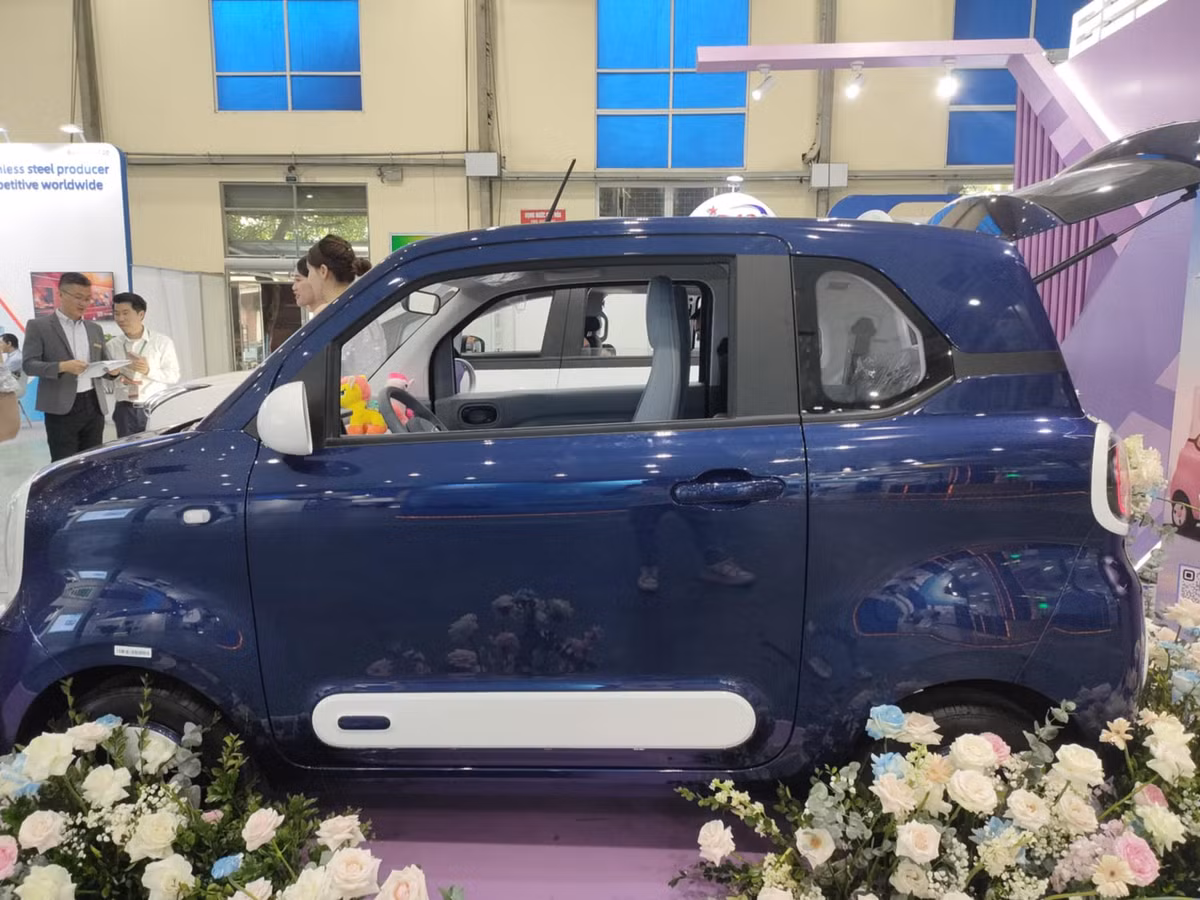 Về ngoại hình, mẫu xe mini điện Bestune Xiaoma thuộc phân khúc đô thị hai cửa cỡ nhỏ với kích thước 3000/1510/1630 mm và chiều dài cơ sở 1953 mm. So với Wuling Hongguang Mini EV, Xiaoma dài hơn 83 mm, rộng hơn 17 mm và cao hơn 9 mm.