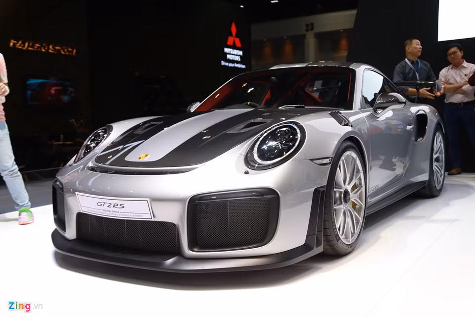 Ở Việt Nam, nhà phân phối chính hãng cũng từng công bố giá bán của Porsche 911 GT2 RS 2018 lên đến 19,1 tỷ đồng - cao gấp 3 lần so với bản 911 tiêu chuẩn giá thấp nhất hiện nay (911 Carrera giá 6,18 tỷ đồng).