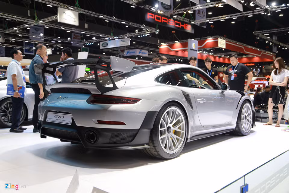 911 GT2 RS 2018 vẫn được trang bị động cơ 6 xy-lanh thẳng hàng với dung tích 3.8L, tương tự 911 Turbo S thế hệ mới, nhưng có khả năng sản sinh công suất tối đa lên đến 700 mã lực và mô-men xoắn cực đại 749 Nm. Bộ tăng áp kép nay được bổ sung thêm cơ chế tản nhiệt thông minh, mang đến hiệu quả giảm nhiệt độ luồng khí nén ở ngay trước kỳ đốt, qua đó góp phần tăng thêm sức mạnh.