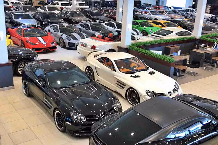 Tuy nhiên, cách đây gần 2 tháng, nhóm chuyên nhập siêu xe hypercar về Campuchia trước khi làm các thủ tục đăng ký biển số và bàn giao cho đại gia Việt đã chia sẻ hình ảnh chuyến đi sang Dubai và tất nhiên ngoài tháp Burj Khalifa để khám phá thì các showroom bán siêu xe ở nước này cũng là điểm bắt buộc phải đến.