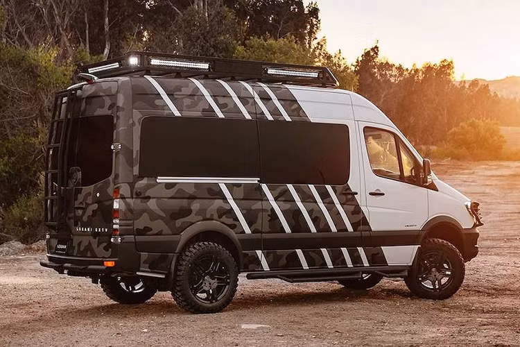 Đặc biệt, một số phiên bản của Sprinter còn sở hữu hệ dẫn động 4 bánh, khiến chúng có được độ bám đường ưu việt hơn hẳn so với các bản cầu sau truyền thống, mở ra khả năng độ offroad để có thể tới được những vùng đất hoang sơ.