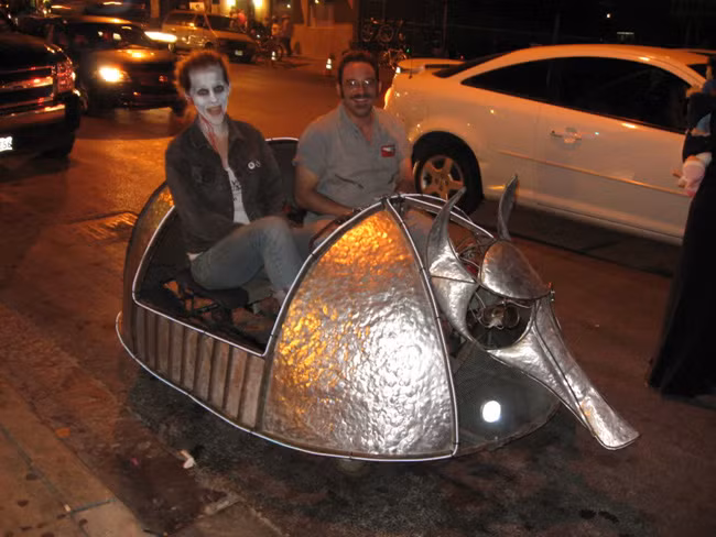 Nếu gặp ngoài đường trong ngày lễ Hallowwen năm nay, nhiều người có thể nhầm tưởng đây là một cặp đôi "thây ma" cưỡi chiếc xế ma tại một vùng đất zombi nào đó. 