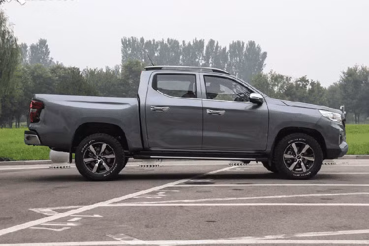 Kaicene là một thương hiệu con trực thuộc tập đoàn ôtô Changan Auto. Nó có nhiệm vụ sản xuất các phương tiện thương mại, một mẫu MPV, và vài mẫu bán tải. Tên Trung Quốc của thương hiệu này là Kaicheng (Khải Trình). Trên phương diện thẩm mỹ, mẫu bán tải mới này trông ưa nhìn nhưng không có gì đặc sắc.