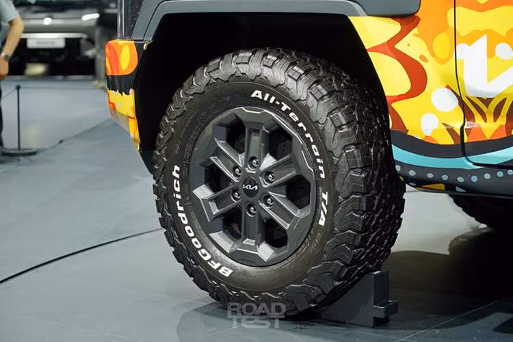 Kia chưa xác nhận thông tin chi tiết về động cơ xe bán tải Tasman, nhưng các nguồn tin rò rỉ nội bộ cho thấy động cơ turbodiesel 2,2 lít với các tùy chọn 4x2 và 4x4 và hộp số tự động 8 cấp.