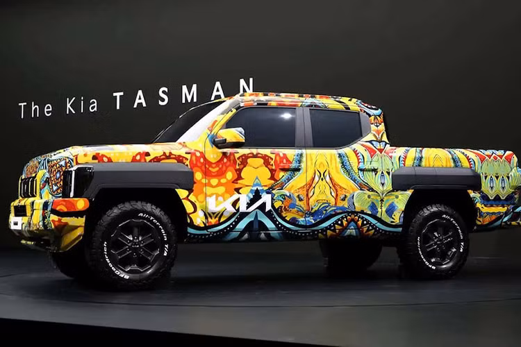 Kia Tasman 2025 cũng có thể được trang bị khối động cơ V6. Tasman sẽ có tải trọng khoảng 1 tấn và khả năng kéo lên tới 3,5 tấn. Một phiên bản điện được lên kế hoạch vào cuối năm 2026.