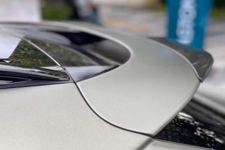 Cụ thể, Aston Martin DBX707 có hệ thống treo khí nén ba buồng thích ứng mới, cùng với lò xo giảm xóc/hệ thống đánh lái/điện tử được tinh chỉnh lại. Bộ phanh gốm carbon được trang bị tiêu chuẩn, đường kính 420mm phía trước và 390mm phía sau đi kèm kẹp phanh 6 pít-tông.