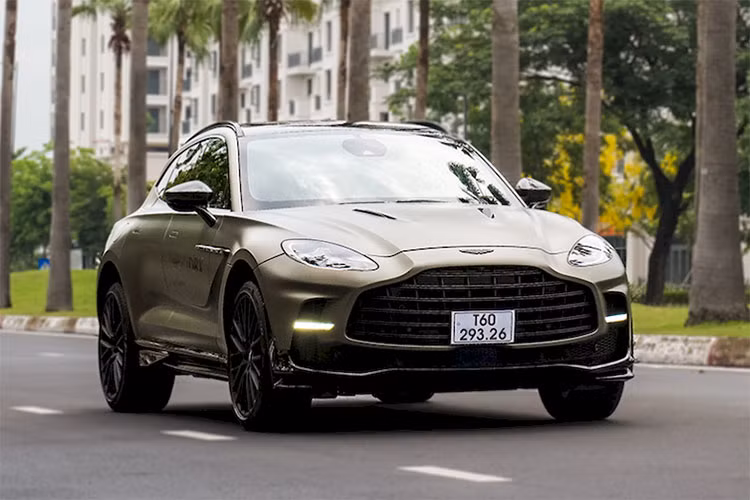 Bước vào trong cabin, Aston Martin DBX707 có bảng điều khiển trung tâm thiết kế lại với các nút bấm riêng tùy chỉnh hệ thống treo, các chế độ lái và cả hệ thống xả chủ động, giúp người dùng nhanh chóng lựa chọn các thiết lập mong muốn mà không cần đụng tới màn cảm ứng trung tâm.