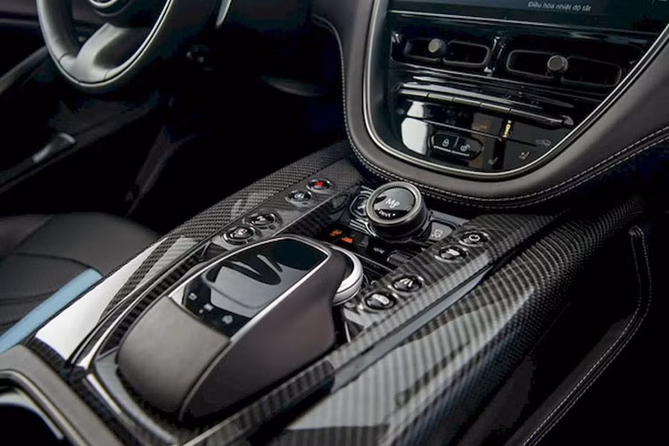 Cỗ máy tăng áp kép V8, dung tích 4.0 lít do Mercedes-AMG cung cấp trên Aston Martin DBX707 cho công suất 697 mã lực, mô-men xoắn cực đại 900 Nm. So với bản tiêu chuẩn, công suất của DBX707 tăng thêm 155 mã lực và mô-men xoắn cực đại thêm 200 Nm.