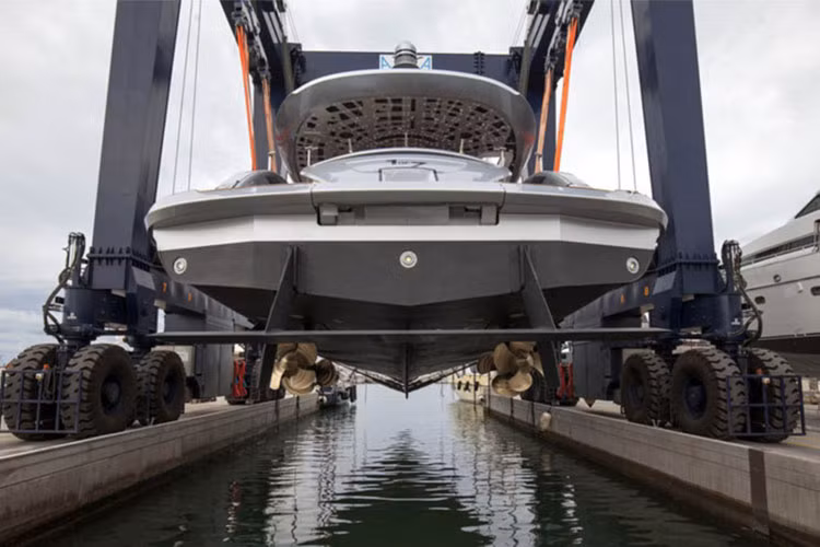Tuy nhiên chiếc đầu tiên vừa hạ thủy và sẽ trưng bày ở triển lãm Monaco Yacht Show sắp tới được chào giá 13,95 triệu euro (khoảng 377 tỉ đồng). Sự khác biệt về giá này là do các trang bị tùy chọn lắp trên từng chiếc.