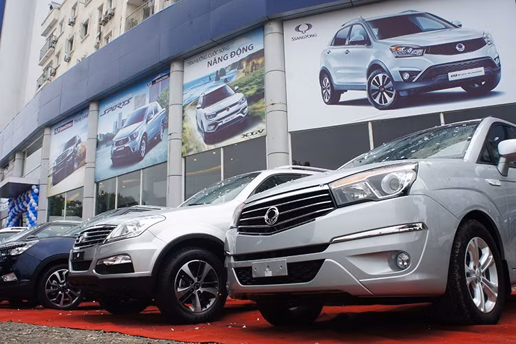 Trong chuyến thăm quan nhà máy SsangYong tại Hàn Quốc của giới truyền thông Việt Nam vào ngày 18/9 vừa qua, đại diện nhà phân phối Daehan Motors Việt Nam, ông Kang Chulmin cho biết, đơn vị này sẽ đưa mẫu Rexton 2018 mới về tham dự triển lãm ôtô quốc tế VIMS 2017. Sự kiện diễn ra tại TP HCM từ ngày 25-29/10 tới đây.